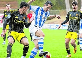 Orodea controla el esférico presionado por un rival del Deportivo Aragón en La Salera.