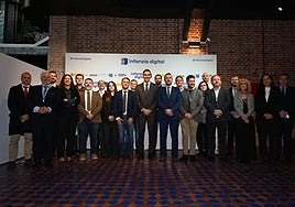 González-Cabrera, con americana marrón; y Mestre-Bach, primera por la derecha.