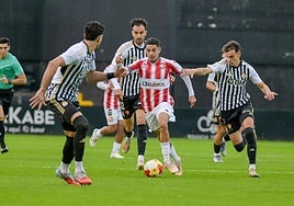 Bilal Kandoussi intenta escaparse de tres rivales, este domingo, en Stadium Gal