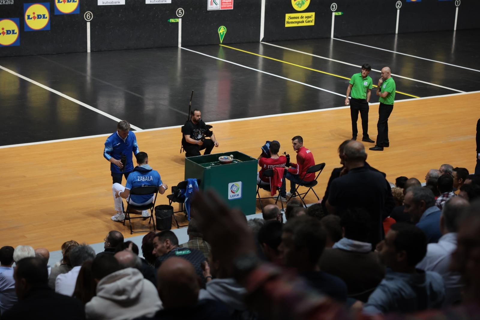 El ambiente durante la final del Cuatro y medio