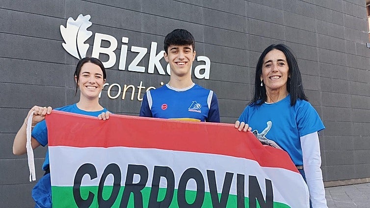 La madre y los hermanos de Zabala, frente al Frontón Bizkaia.