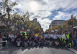 Familias del Marqués de Vallejo, este domingo, frente al Palacete.