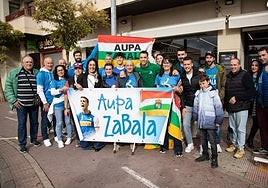 Zabala, rodeado de aficionados, momentos antes de partir hacia Bilbao.