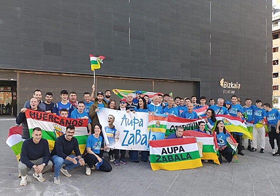 Algunos de los muchos aficionados que se desplazaron a Bilbao para animar a Zabala.