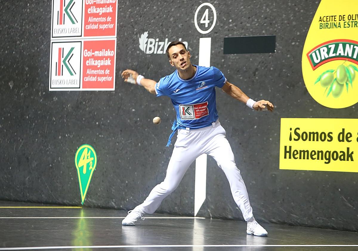 Zabala entra con la derecha durante la final.