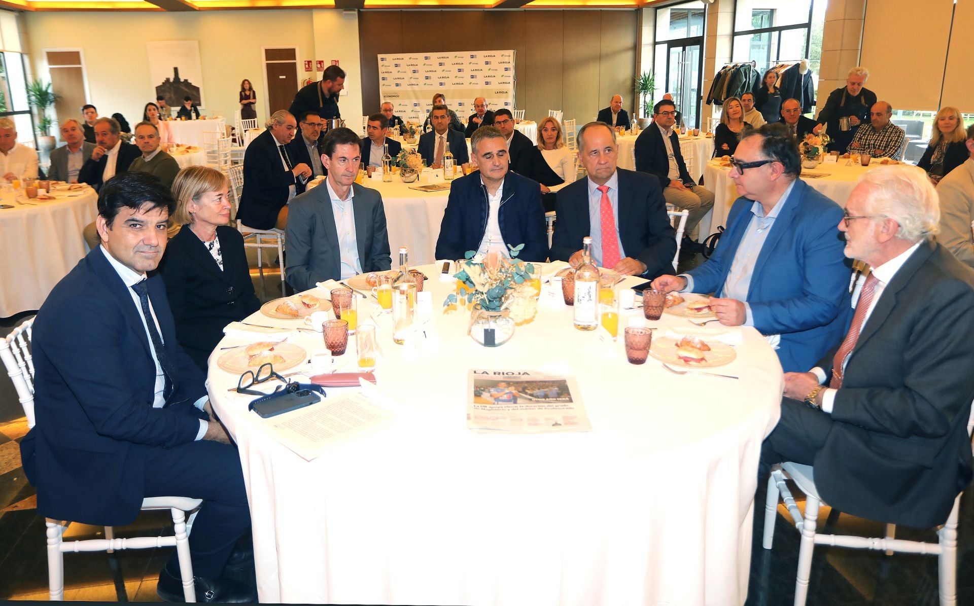 Manuel Rubio (Unicaja), Teresa Cobo (Diario LA RIOJA), Goyo Ezama (Diario LA RIOJA), el ponente Josu Ugarte (Schneider Electric), Eduardo de Luis (FER), Luis Pérez (ADER) y Francisco Achiaga (Nueva Rioja).