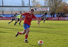 El autor del gol rojillo, Lucas Díaz, vuela por la banda en un ataque del Calahorra, ayer en La Planilla.
