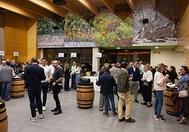 La sala Entreviñas de Aldeanueva de Ebro acogió este lunes la presentación de la añada Rioja 2025 de las bodegas de los municipios.