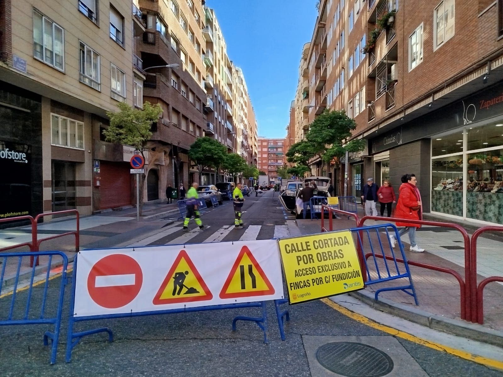 Tramo de Vitoria cortado informando de que se permitirá exclusivamente el acceso a fincas por la calle Fundición.