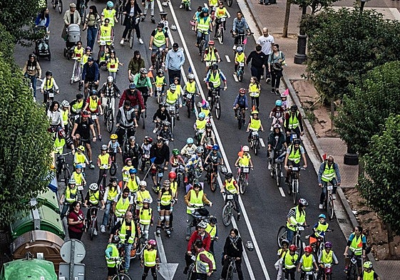 Última bicicletada infantil de FAPARioja por Duquesa de la Victoria reivindicando «el derecho a la ciudad y a la autonomía personal» de la infancia y la adolescencia.