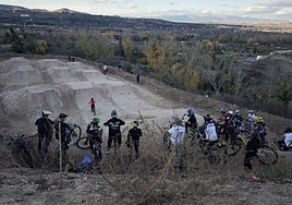 La nueva pista de saltos habilitada en Nalda, con numerosos ciclistas estrenándolas.