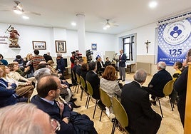 Asistentes a una entrega de delantales solidarios de la Cocina Económica, en una imagen de archivo.