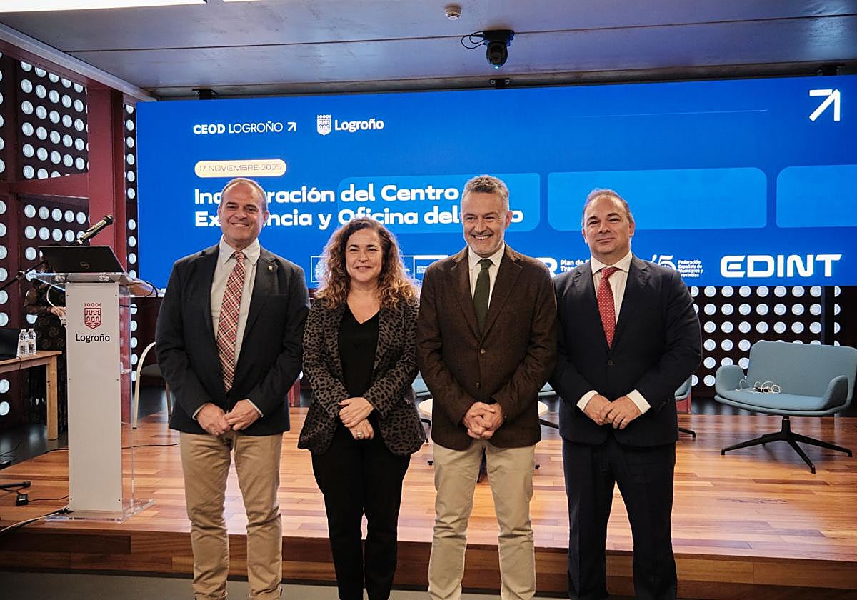 Francisco Iglesias, Beatriz Arraiz, Conrado Escobar y Jaime Carnicero durante el acto de este lunes.