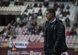 Unai Mendia, serio en el partido disputado el domingo en Las Gaunas entre la UDL y el Eibar B.
