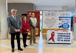 El viceconsejero de Salud y Políticas Sociosanitarias, José Antonio Oteo, junto a la vicerrectora de Estudiantes y Empleabilidad, Marian Martínez, y el presidente de la Asociación del Comité Anti-Sida de La Rioja, Javier Pinilla, en la Universidad de La Rioja.