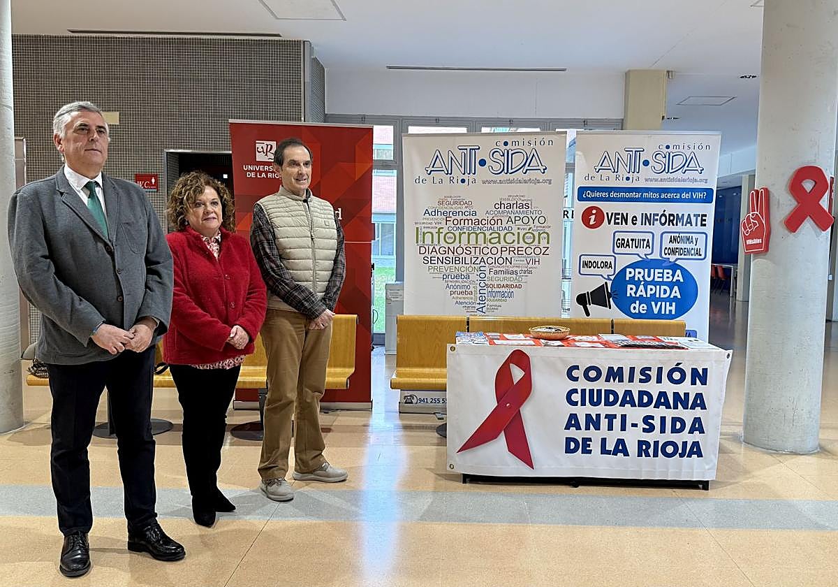 El viceconsejero de Salud y Políticas Sociosanitarias, José Antonio Oteo, junto a la vicerrectora de Estudiantes y Empleabilidad, Marian Martínez, y el presidente de la Asociación del Comité Anti-Sida de La Rioja, Javier Pinilla, en la Universidad de La Rioja.