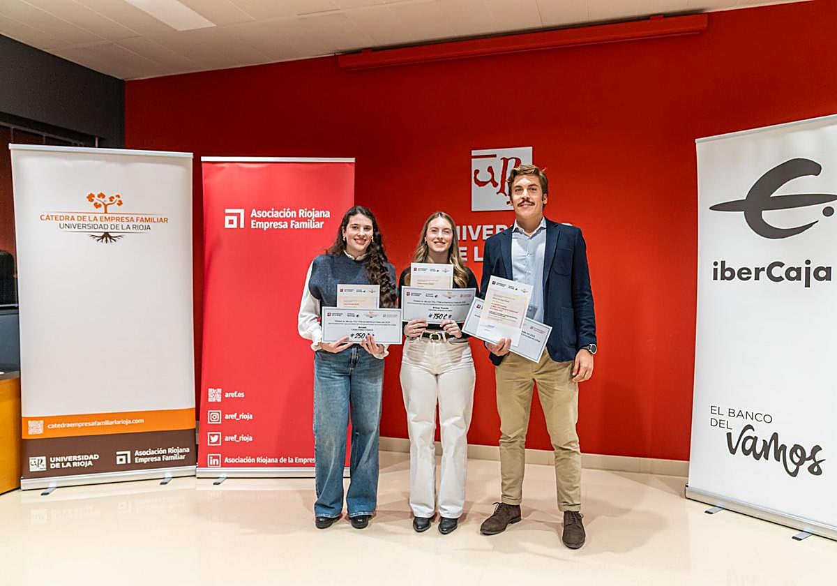 Los tres ganadores posan con sus diplomas.
