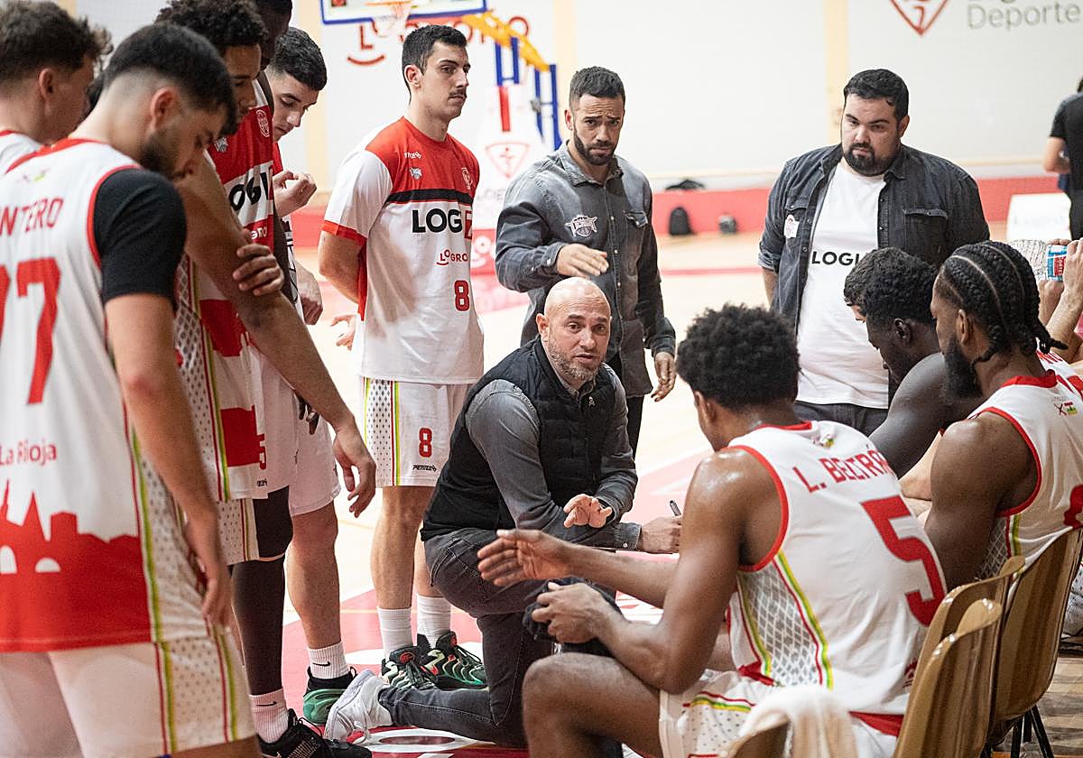 Arbués se dirige a sus pupilos en el choque contra Cáceres.