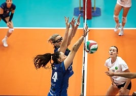 Gritzbach y Folgueira bloquean un balón en un partido anterior.