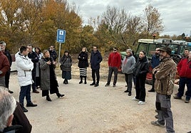 La alcaldesa de Haro y el consejero de Infraestructuras explicaban la decisión a los agricultores.
