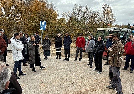 La alcaldesa de Haro y el consejero de Infraestructuras explicaban la decisión a los agricultores.
