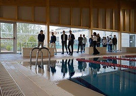 Visita de las autoridades a las piscinas el pasado octubre.