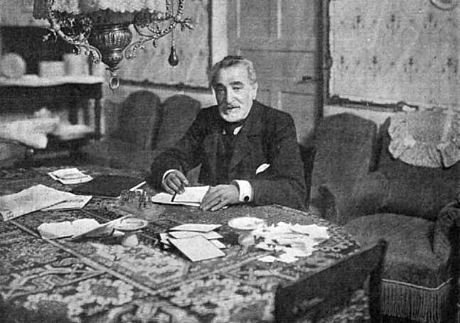 Sagasta fotografiado en su casa de Ávila.