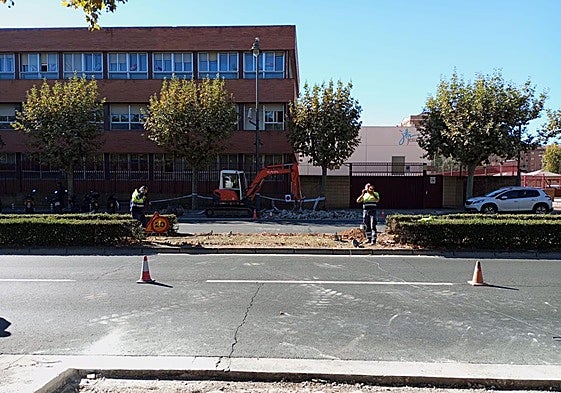 Habilitación provisional de un paso de peatones en Duques de Nájera, concretamente para conectar los edificios de Jesuitas.
