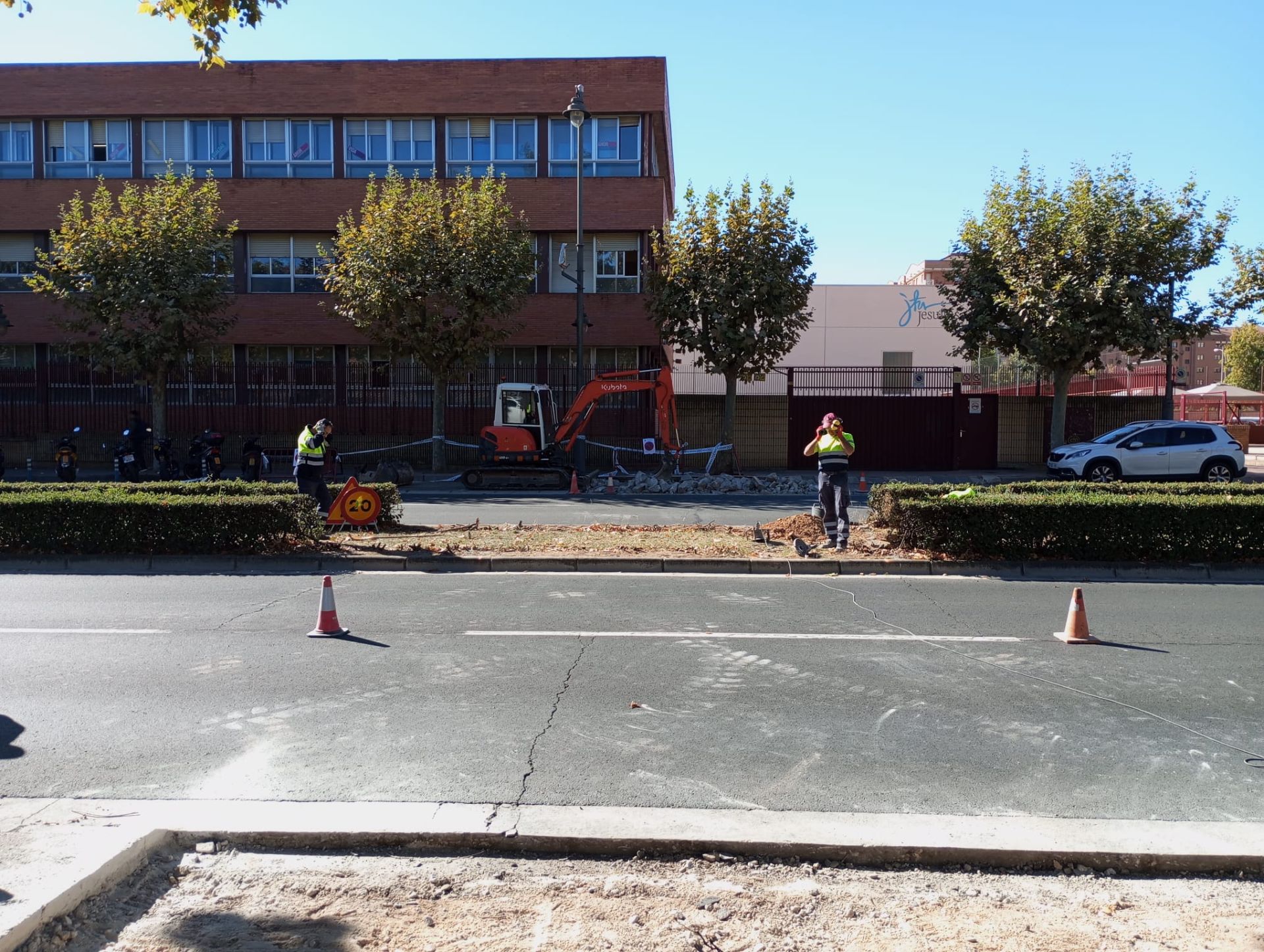 Habilitación provisional de un paso de peatones en Duques de Nájera, concretamente para conectar los edificios de Jesuitas.