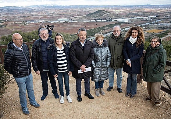 El alcalde y los concejales, junto a representantes vecinales y técnicos municipales, en el mirador de la torre isabelina.