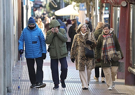 Varias personas, con ropa contra el frío, en Logroño, en una imagen de archivo.