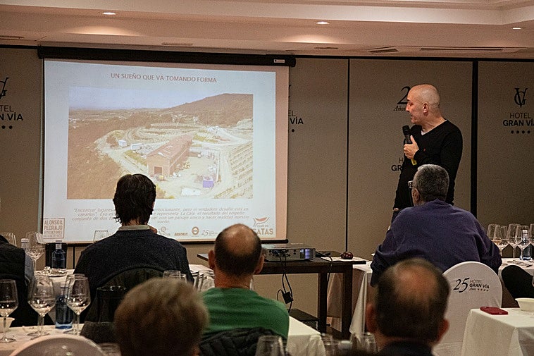 Alberto Pedrajo, en el salón de catas explicando el proyecto de construcción de la bodega en Villalba
