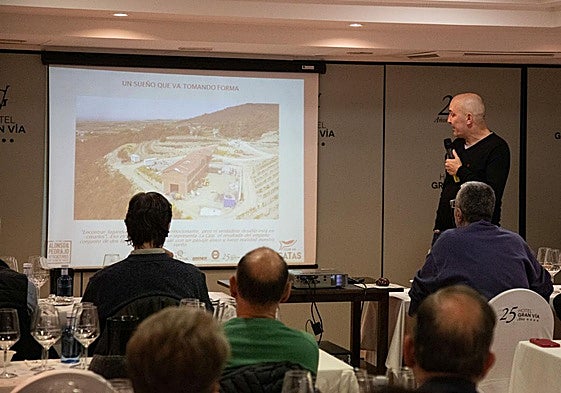 Alberto Pedrajo, en el salón de catas explicando el proyecto de construcción de la bodega en Villalba
