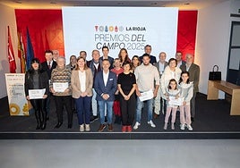 Los premiados, junto a los organizadores y patrocinadores de la gala.