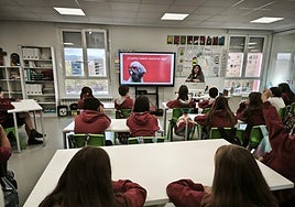 La periodista Sara Suberviola explica los riesgos de las apps a los alumnos de Jesuitas.