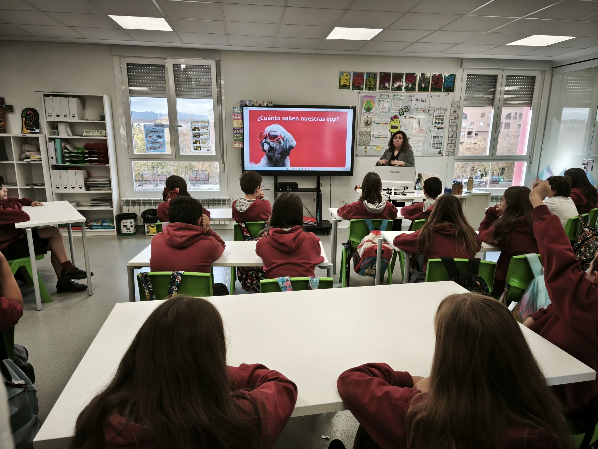 La periodista Sara Suberviola explica los riesgos de las apps a los alumnos de Jesuitas.