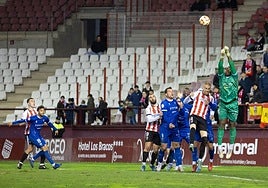 Taliby, ahora en la UDL, despeja un balón en Las Gaunas con la camiseta del Teruel.