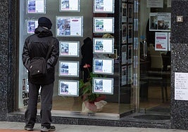 Un hombre observa los carteles de una inmobiliaria en Logroño.