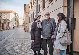 Miguel Ángel, entre Amaya y Patricia, en el centro de Servicios Sociales del Casco Antiguo, con el papel de María siempre presente.