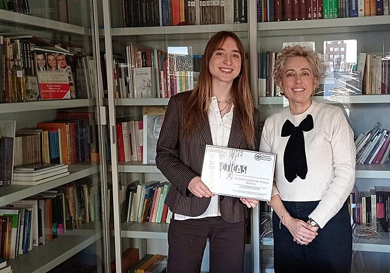 Alicia Fernández de Arcaya, con el diploma, junto a la presidenta de la APR, Ana Castellanos.
