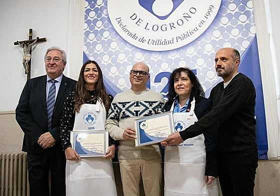 Las dos premiadas, Carmen Carreras y la representante de Due Passi, Luciana Schiavarelli, con el presidente de la Cocina Económica, Luis Álvarez, y otros cargos de la entidad, este viernes