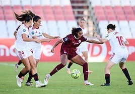 Mía Asenjo, presionada por varias jugadoras Sevilla, en el último partido de liga.