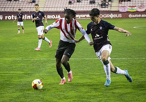 El blanquirrojo Lhery controla el balón en el área del Eibar B.