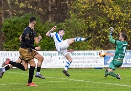 El meta del Alfaro intenta frenar el disparo de Villos.