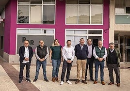 Parte del equipo de Por La Rioja, ante su nueva sede, el pasado mes de octubre.