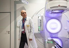 El doctor Gustavo Ossola, junto a uno de los aceleradores lineales del Cibir.