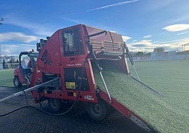 Trabajos en el campo de fútbol de Rincón de Soto, ayer.