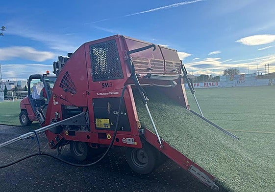 Trabajos en el campo de fútbol de Rincón de Soto, ayer.