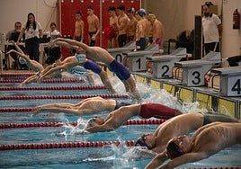 Participantes en una de las pruebas del torneo se lanzan a la piscina.