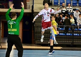 David Cadarso vuela antes de anotar un gol.